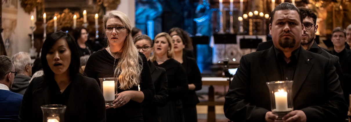 Sängerinnen bei Konzert mit Kerzen